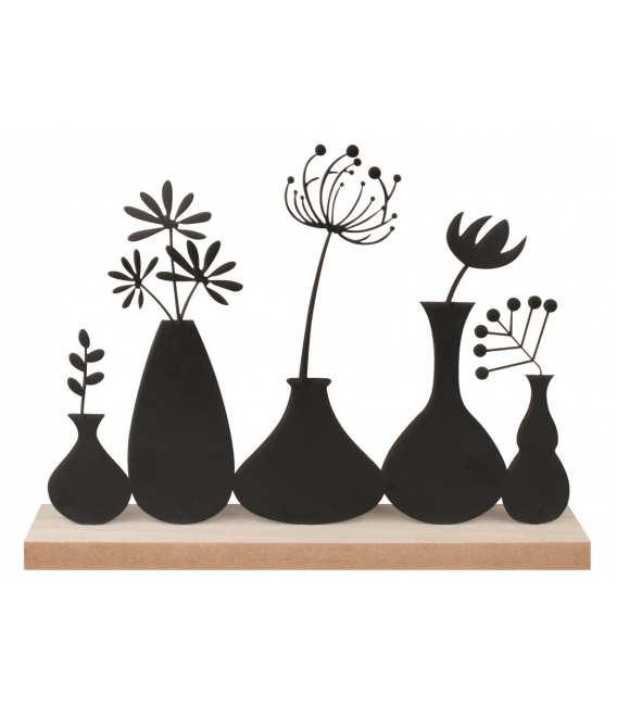 Květiny z kovu na podstavci